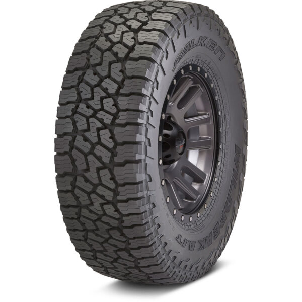 En un mundo donde los caminos eran impredecibles y cada ruta presentaba nuevos desafíos, nació un neumático diseñado para conquistar todo tipo de terreno. Así surgió el Falken Wildpeak A/T3W, un neumático todoterreno que ofrece lo mejor de ambos mundos: la capacidad de enfrentar superficies ásperas y el confort para viajes largos por carretera.